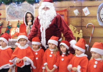 Powiększ obraz: Występ grupy tanecznej  w Galerii Sanowa- taniec Mikołajków 03.12.2011r.