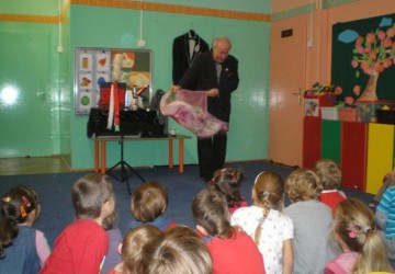 Powiększ obraz: Iluzjonista w przedszkolu 15.11.2011