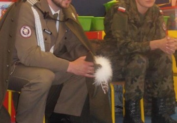 Powiększ obraz: Strzelcy Podhalańscy w przedszkolu