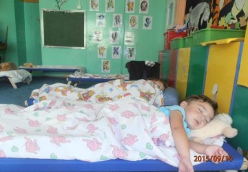 Powiększ obraz: Poobiedni odpoczynek w grupie 