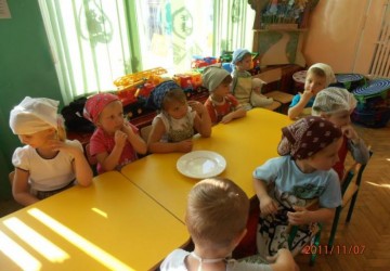 Powiększ obraz: Maluszki robią ciasteczka