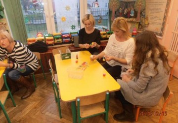Powiększ obraz: Warsztaty i rodzinne ubieranie choinki - konkurs międzygrupowy