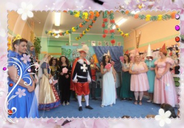 Powiększ obraz: Super Dzień Dziecka- Teatr w wykonaniu rodziców oraz pracowników przedszkola.