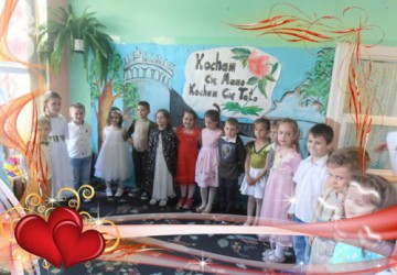 Powiększ obraz: Uroczystośc z okazji Dnia Mamy i Taty w grupie starszej