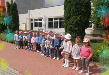 Powiększ obraz: Zajęcia edukacyjne maluszków w Restauracji Albatros- " Przy stole potrafię zachować się sam, bo dobre maniery znam"