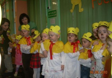 Powiększ obraz: Pożegnanie jesieni i Pasowanie na KUBUSIE PUCHATKI - 08.11.2010r.